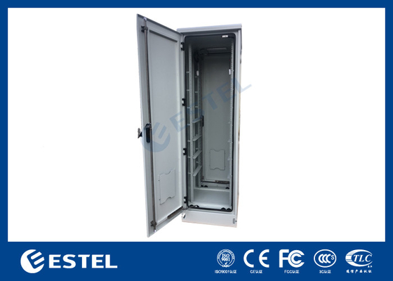ET6585217-EQ Confinamento per telecomunicazioni all'aperto con una porta anteriore e una porta posteriore