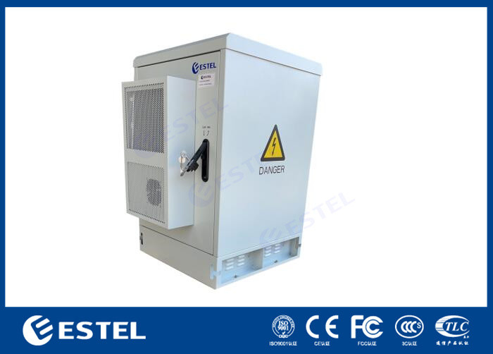 Un armadietto esterno IP55 a porta anteriore con raffreddamento dell' spazio utente 16U con condizionatore d'aria